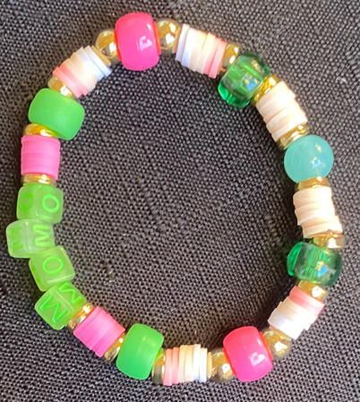 Bracelet in green, gold, white and pink, inspired by Momo from DanDaDan.